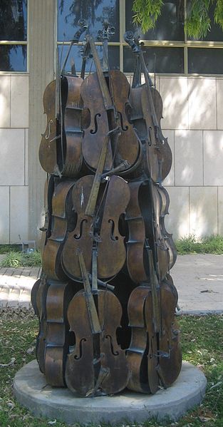 Sculpture Arman entassement de violons en metal